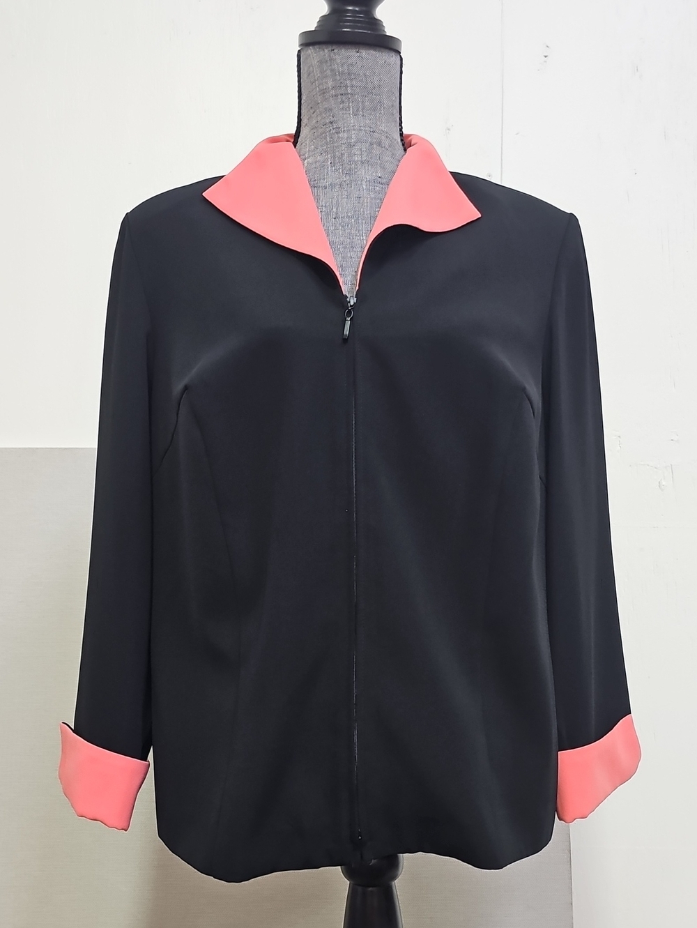 DANI MAX CORAL AND BLACK ZIP UP BLAZER BFPM-06-206